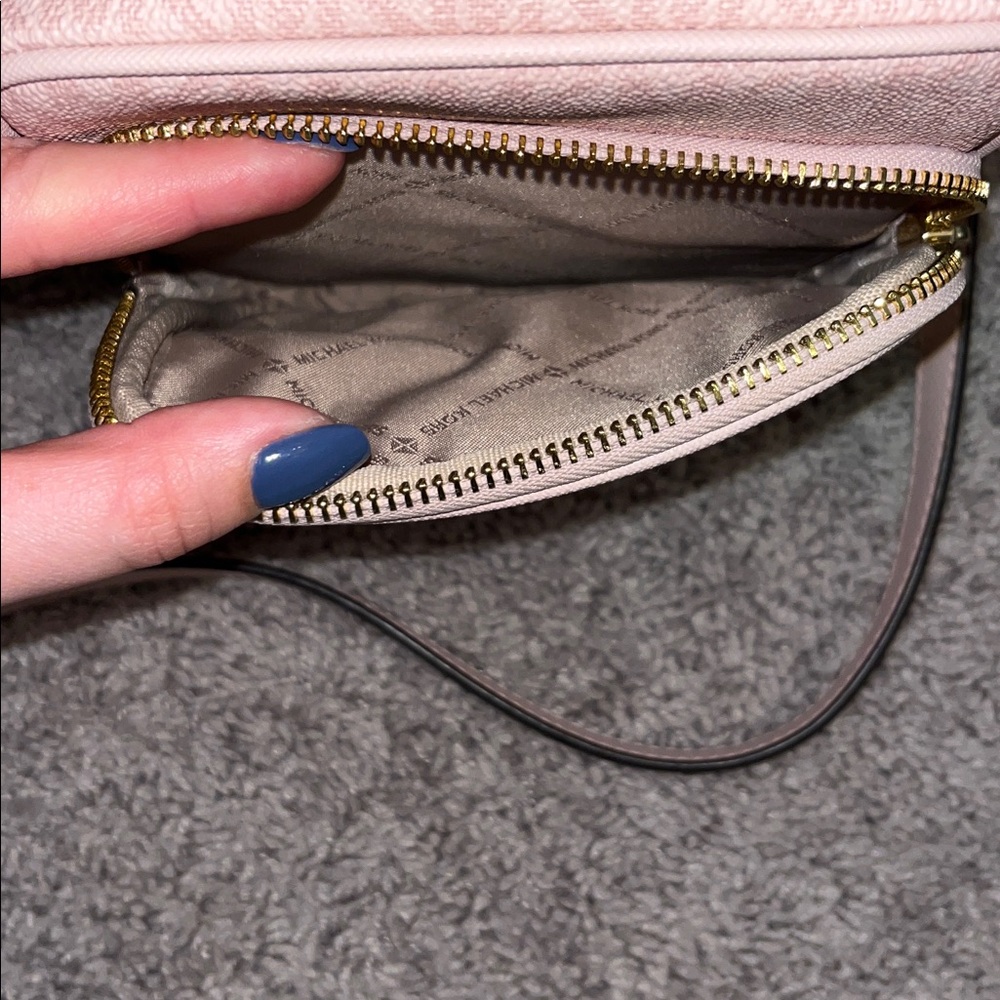Michael Kors Cross Body - Picture 4 of 6